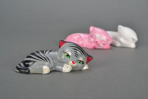 Estatueta de gesso pintada com tintas acrílicas em forma de um gato deitado - MADEheart.com