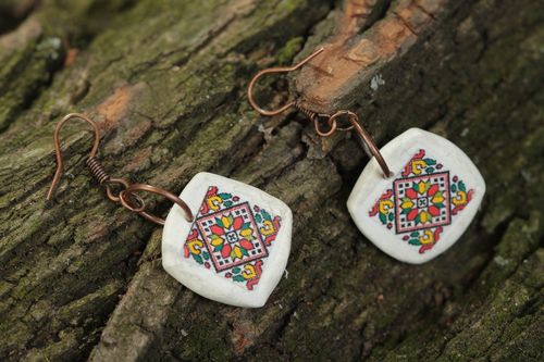 Pendientes de arcilla polimérica artesanales con símbolos ucranianos blancos con estampado - MADEheart.com