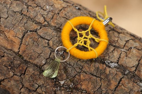 Handgemachter origineller geflochtener Anhänger mit Traumfänger für Frauen - MADEheart.com