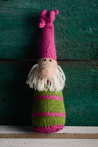 Gestricktes Kuscheltier Gnom - MADEheart.com