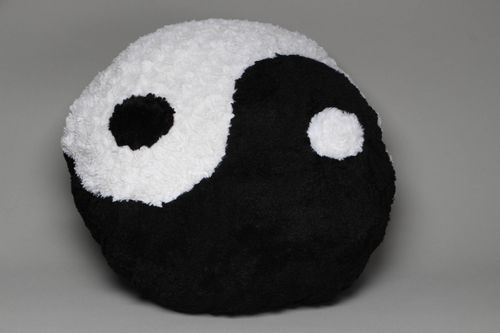 Cuscino yin yang fatto a mano cuscini per divani di pelliccia artificiale - MADEheart.com