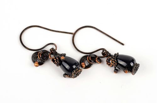 Boucles doreilles noires Bijou fait main en cuivre et agate Cadeau femme - MADEheart.com