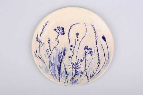 Assiette en céramique décorative faite main peinte de glaçure à motif bleu blanc - MADEheart.com