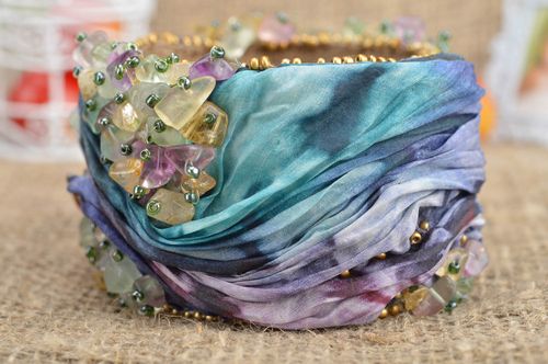 Pulsera de tela bordada con abalorios ancha hecha a mano fondo del mar  - MADEheart.com