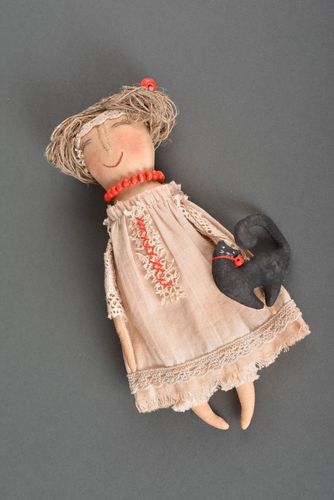 Кукла ручной работы декор для дома тряпичная кукла из бязи Девочка с котом - MADEheart.com