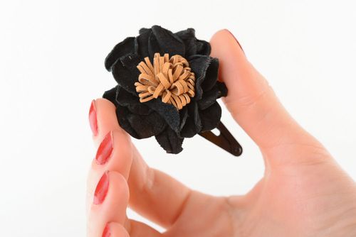 Gancho para cabelo artesanal de couro genuíno em forma da flor Papoila preta - MADEheart.com