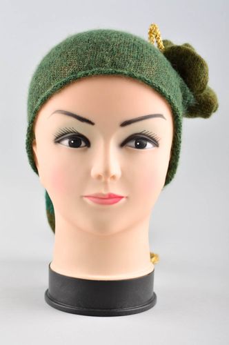 Bonnet tombant femme fait main en laine vert original Couvre-chef femme hiver - MADEheart.com