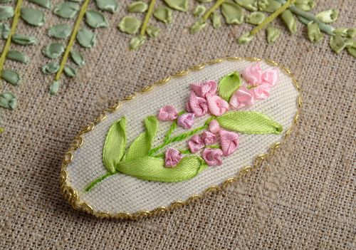 Handgemachte elegante ovale Brosche mit Stickerei mit Atlasbändern Rosa Blumen - MADEheart.com