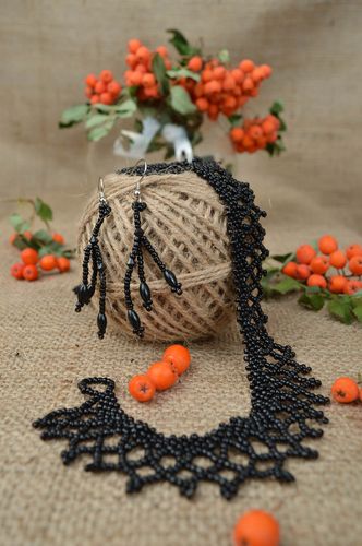 Handmade Schmuck Set Halskette Damen lange Ohrringe schwarz aus Glasperlen - MADEheart.com