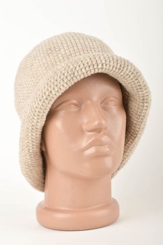 Bonnet tricot fait main Chapeau au crochet beige Vêtement femme design - MADEheart.com