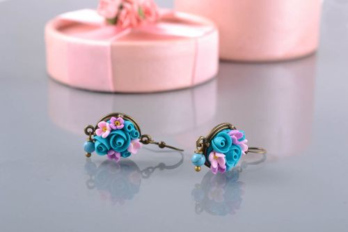 Boucles doreilles en pâte polymère bleues faites main Fleurs pendantes femme - MADEheart.com