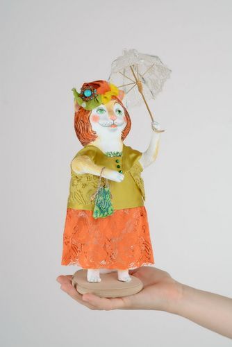 Figurine Cat Burger with an Umbrella - MADEheart.com