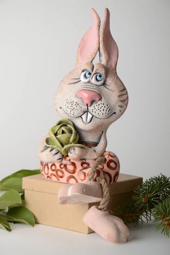 Hucha hecha a mano de barro alcancía de cerámica regalo para niño Conejo con col - MADEheart.com