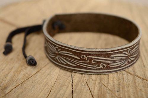 Leder Armband mit Schnitzerei  - MADEheart.com