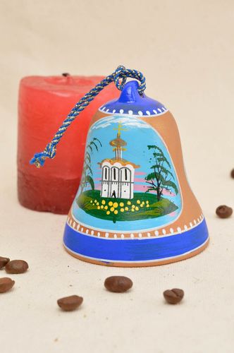 Petite cloche en argile peinte avec dessin déglise faite main à suspendre - MADEheart.com