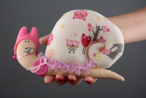 Jouet en tissu fait main Escargot - MADEheart.com