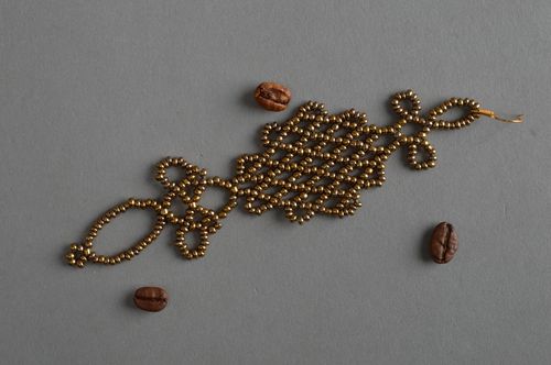 Longue boucle doreille en perles de rocaille dorée faite main pendante femme - MADEheart.com