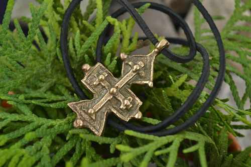 Cruz de bronce para el cuello artesanal original con cordón largo sin crucifijo - MADEheart.com