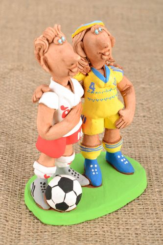 Estatuetas de cerâmica de futebolistas, Amizade dos Povos - MADEheart.com