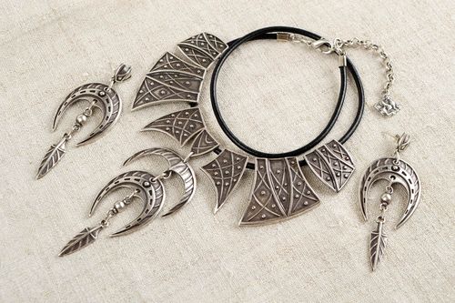 Collier fantaisie Boucles doreilles faites main Bijoux tendance Cadeau original - MADEheart.com