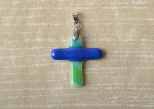 Colgante de cristal con forma de cruz - MADEheart.com