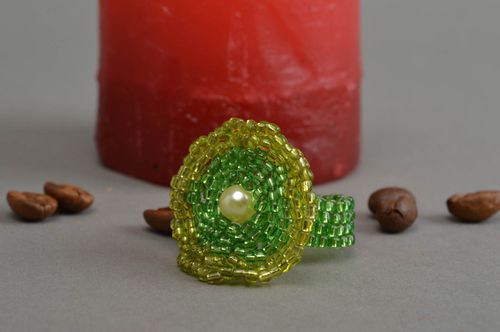Кольцо из бисера с бусинкой в виде зеленого цветка ручной работы светлое  - MADEheart.com
