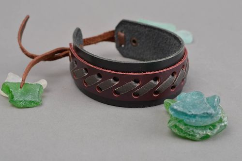 Pulsera de cuero hecha a mano regalo original brazalete artesanal color negro - MADEheart.com