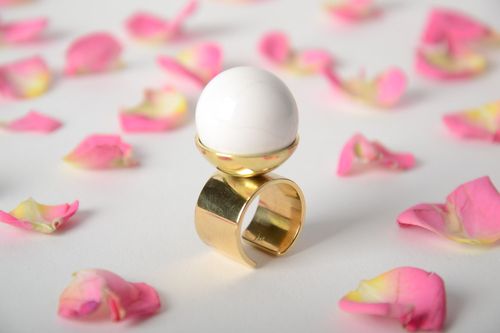 Незамкнутое кольцо из металла и фаянса белое ручной работы женское оригинальное - MADEheart.com