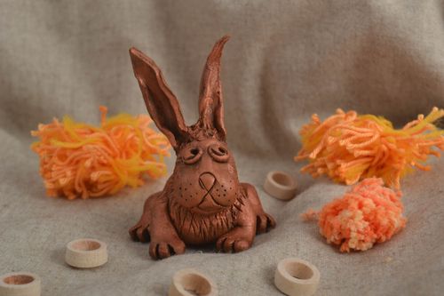 Figurita de cerámica artesanal elemento decorativo regalo original Liebre  - MADEheart.com