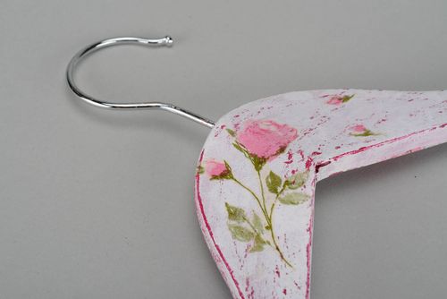 Clothes hanger in decoupage technique - MADEheart.com