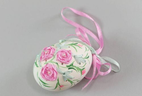 Pingente de interior na forma de ovo esculpido decorado com fitas bordadas - MADEheart.com