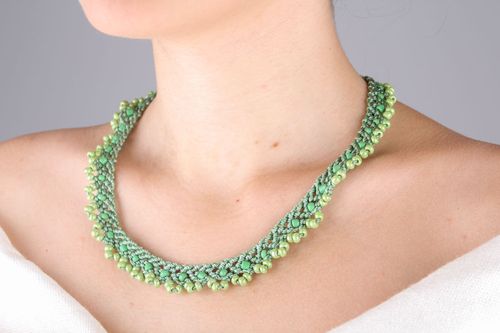Collar de hilos de color verde lechuga - MADEheart.com