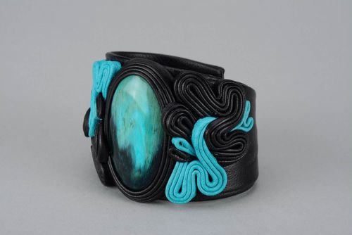 Bracelet made ​​of cow horn and leather - MADEheart.com