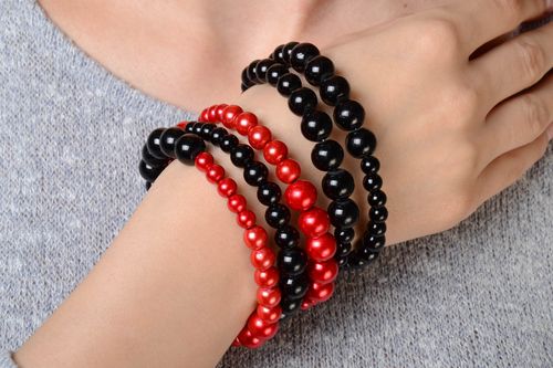 Pulsera de cuentas plásticas para muñeca hecha a mano - MADEheart.com
