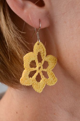 Pendientes a crochet amarillos hechos a mano bisutería tejida  accesorio de moda - MADEheart.com