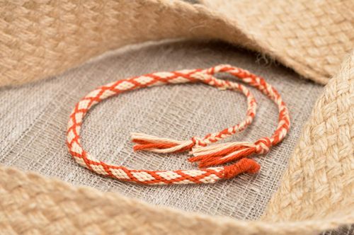 Bracelet tressé en fils de laine Bijou fait main blanc-rouge Cadeau pour femme - MADEheart.com