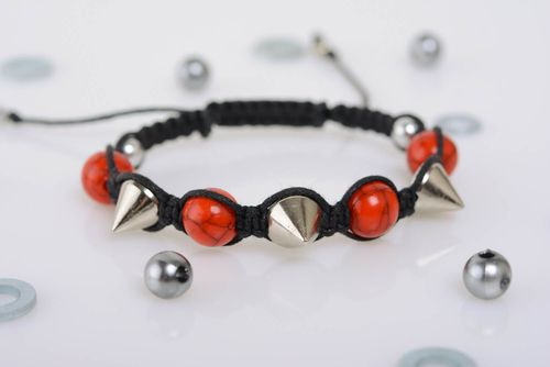 Pulsera trenzada en técnica de macramé con cuentas acrílicas y tachuelas artesanal - MADEheart.com