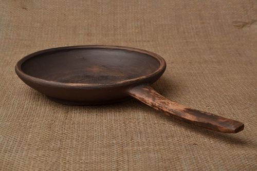 Handgemachte Pfanne aus Ton dunkel in Milchbrennen Technik poliert originell - MADEheart.com