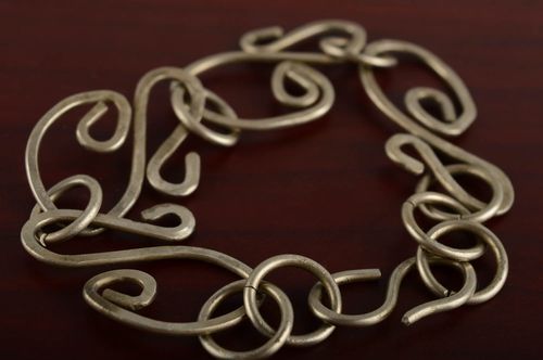 Необычный металлический браслет из мельхиоровых колец и завитушек ручной работы - MADEheart.com