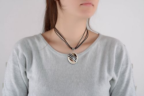 Gestreifter Anhänger aus Horn - MADEheart.com