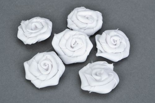 Roses en tissu faites main 6 pièces blanches pour broche ou barrette bijou - MADEheart.com