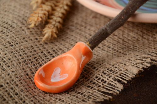 Handgemachter Löffel aus Ton für Gewürze künstlerische Handarbeit einzigartig - MADEheart.com