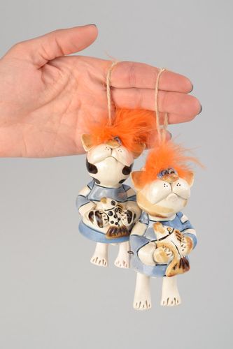 Clochettes décoratives faites main en argile Chats avec poissons 2 pièces - MADEheart.com