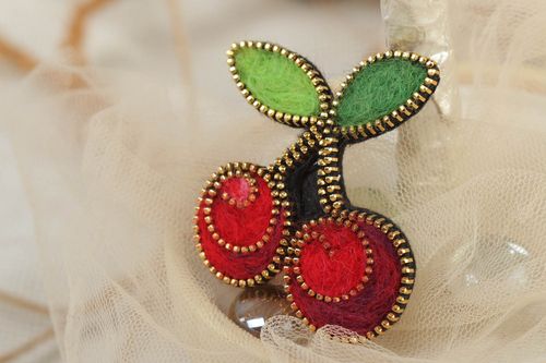 Handmade Brosche Kirschen aus Reißverschluss mit Wolle Elementen  - MADEheart.com
