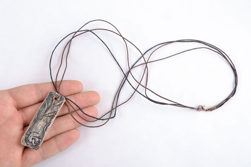 Handgemachter Anhänger aus Ton auf Schnur - MADEheart.com