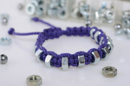 Pulsera trenzada en técnica de macramé de tuercas y cordón hecha a mano azul - MADEheart.com