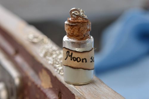 Glas Anhänger Dose an langer Kette leuchtet im Dunkeln handmade schön mit Kork - MADEheart.com