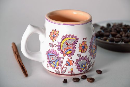 Bemalte Tasse aus Ton - MADEheart.com