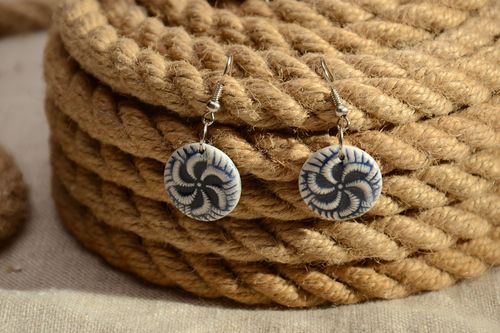 Pendientes hechos a mano de cerámica redondos originales blancos - MADEheart.com