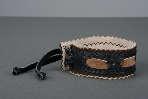 Black leather bracelet on the hand - MADEheart.com